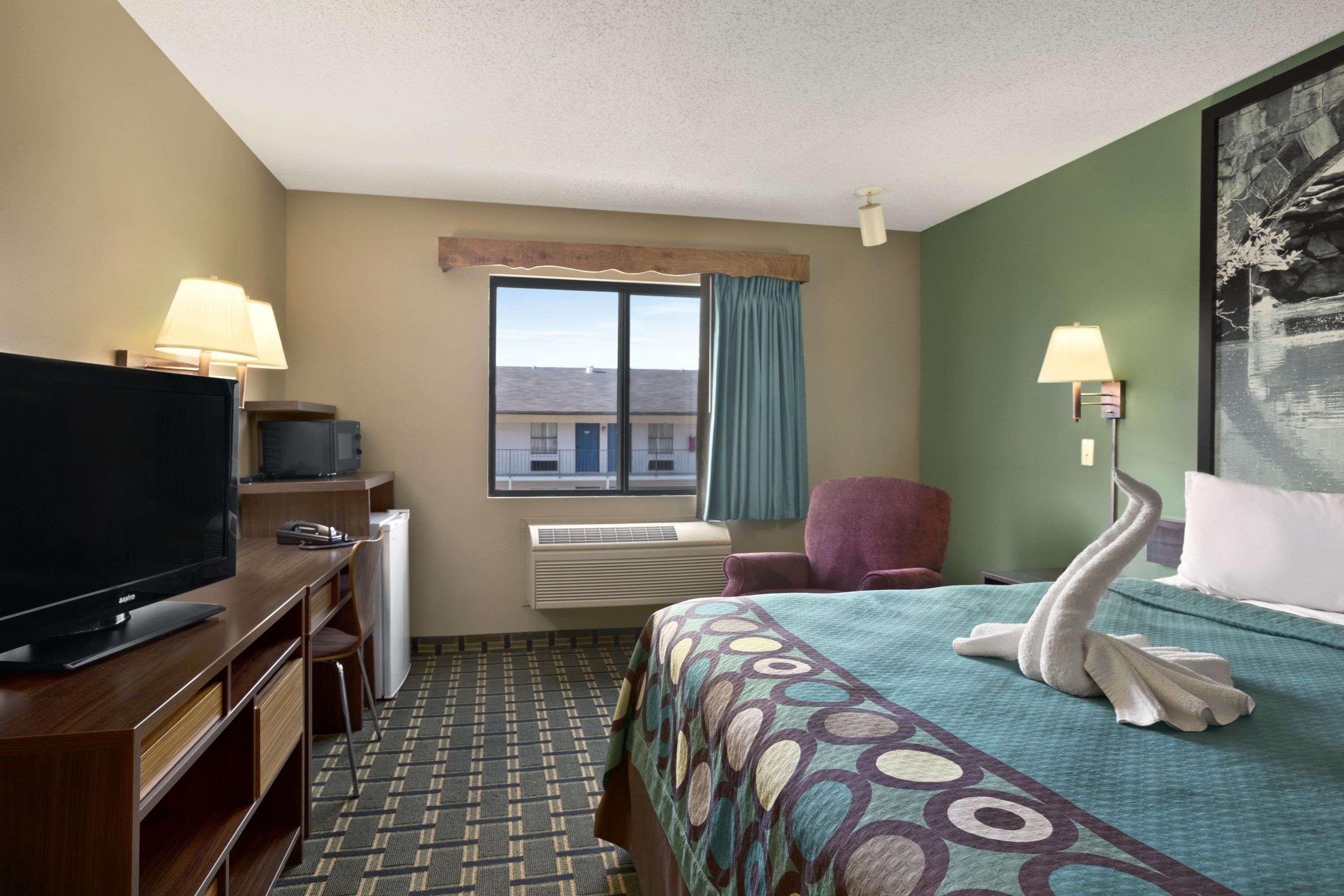 Super 8 By Wyndham Russellville Exterior photo